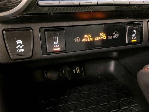 Used 2024 Toyota RAV4 SE image 32