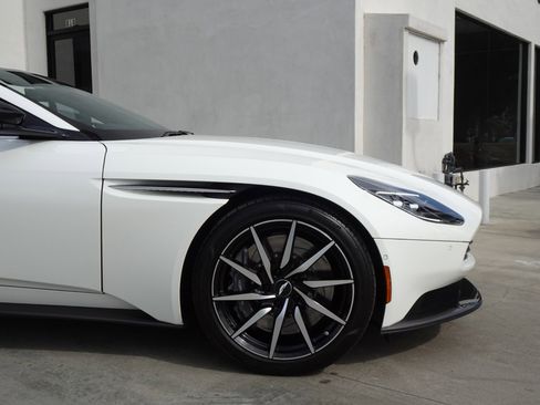 Used 2020 Aston Martin DB11 Volante image 9