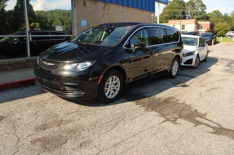 Used 2023 Chrysler Voyager LX FWD image 3