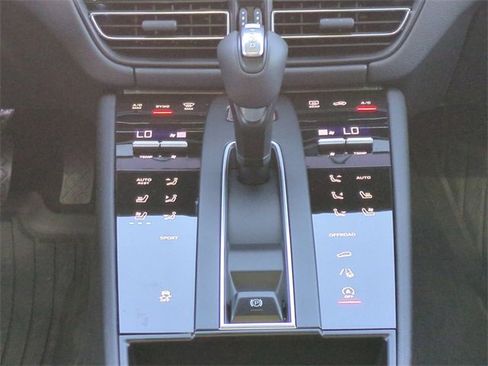 Used 2025 Porsche Macan image 21