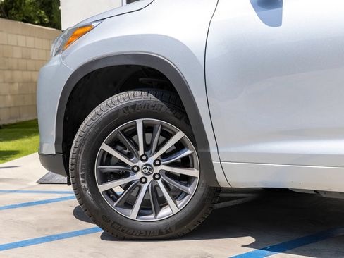 Used 2018 Toyota Highlander XLE FWD image 39
