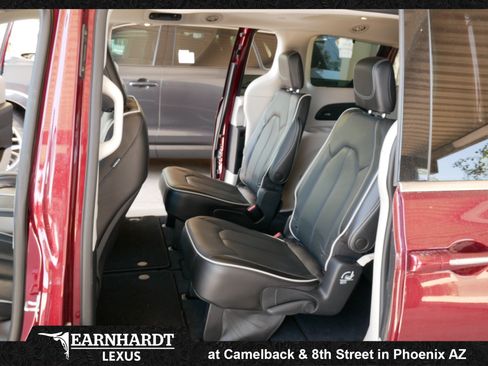 Used 2023 Chrysler Pacifica Limited FWD image 5