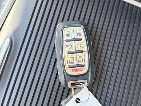 Used 2024 Chrysler Pacifica Limited FWD image 38