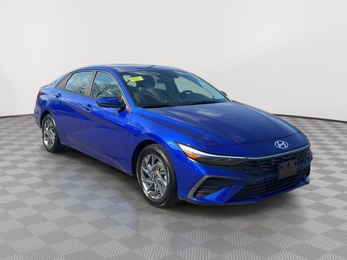 Certified 2024 Hyundai Elantra SEL FWD image 3