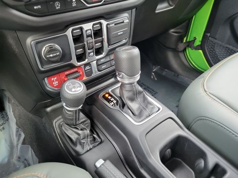 Used 2025 Jeep Gladiator Mojave AWD/4WD image 21
