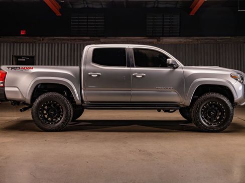 Used 2017 Toyota Tacoma TRD Sport w/ Tow Package (A/T) image 10