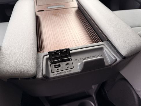 Used 2024 Toyota Sienna XLE image 31