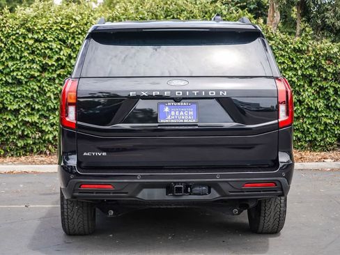 Used 2025 Ford Expedition Active AWD/4WD image 5