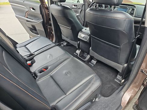 Used 2017 Toyota Highlander Limited FWD image 11