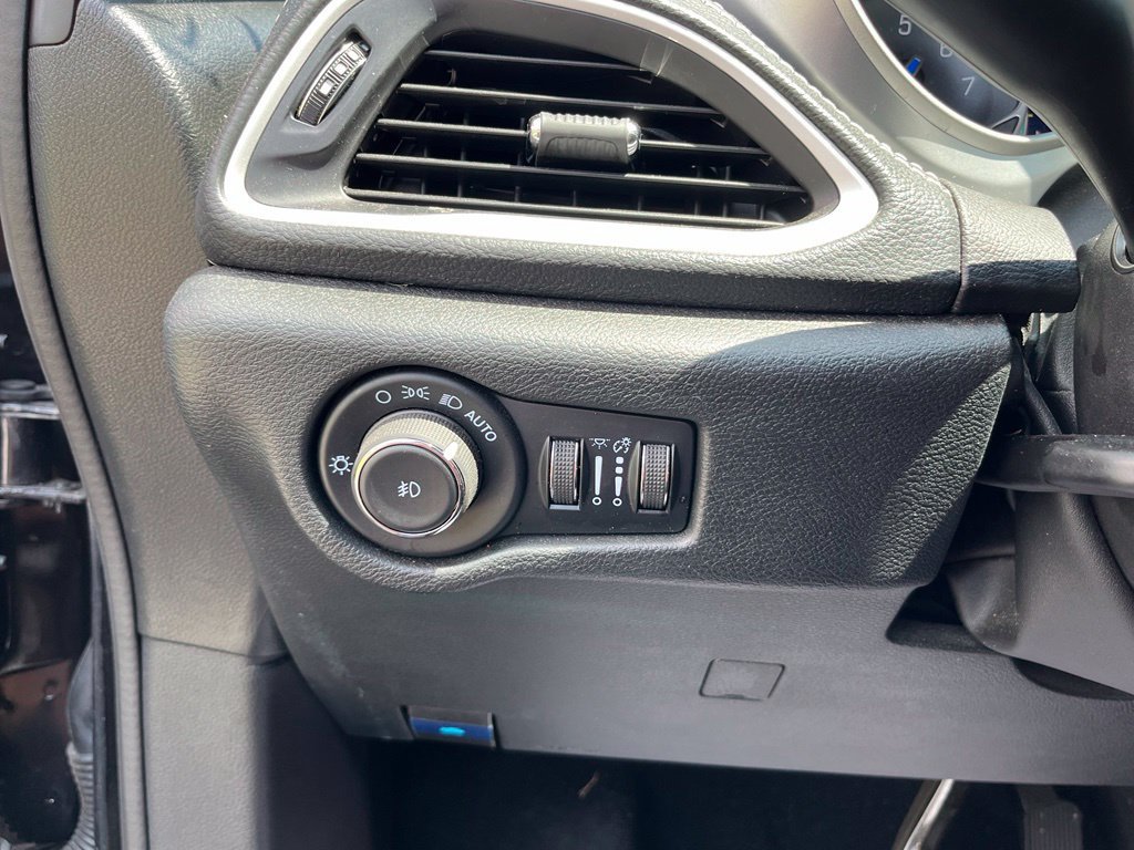 Used 2024 Chrysler Pacifica Touring FWD image 17