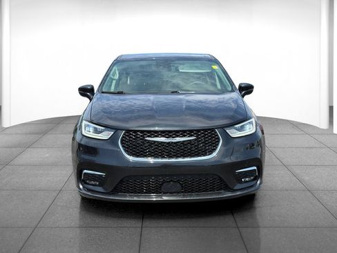 Used 2023 Chrysler Pacifica Touring-L FWD image 2