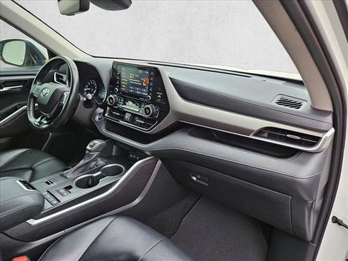 Used 2021 Toyota Highlander XLE image 23
