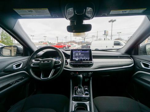 Used 2023 Jeep Compass Sport image 2