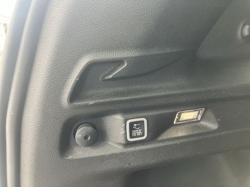 Used 2023 Jeep Grand Cherokee L Limited w/ Black Appearance Package image 13