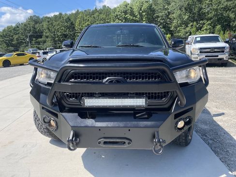 Used 2017 Toyota Tacoma TRD Off-Road w/ Premium & Technology Package AWD/4WD image 1