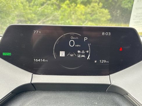 Used 2025 Toyota Prius LE FWD image 4