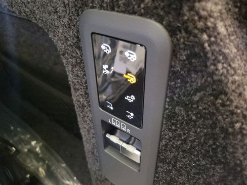 New 2026 Land Rover Range Rover SV image 25