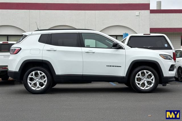 Used 2024 Jeep Compass Latitude AWD/4WD image 3