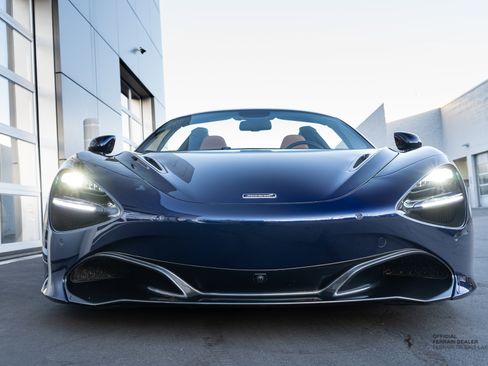 Used 2020 McLaren 720S Spider image 2