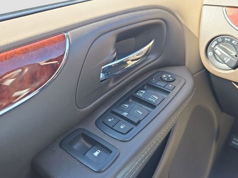 Used 2016 Chrysler Town & Country Touring w/ Driver Convenience Group image 11