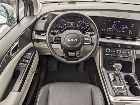 Certified 2023 Kia Carnival LX image 13