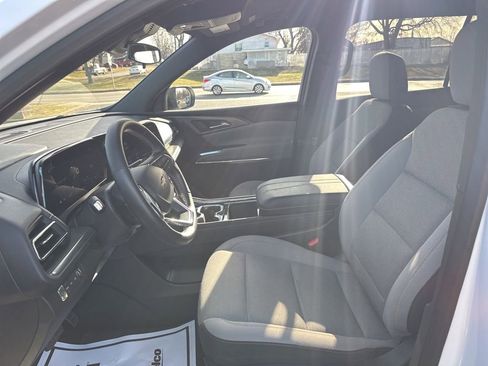 Used 2025 Chevrolet Traverse LT image 21