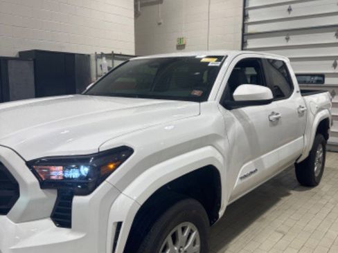 Certified 2024 Toyota Tacoma SR5 image 38