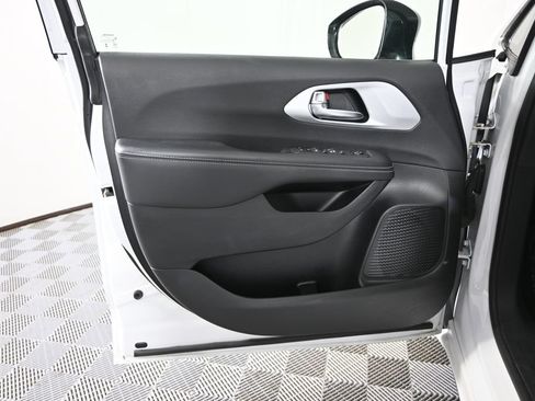 Used 2024 Chrysler Pacifica Touring FWD image 19