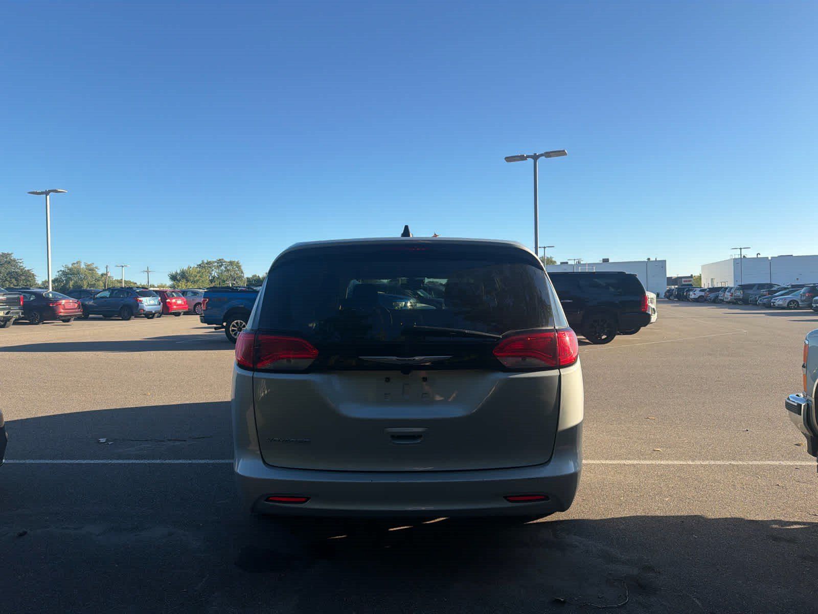 Used 2023 Chrysler Voyager LX FWD image 5
