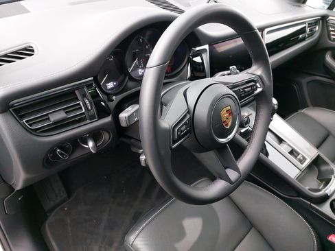 Certified 2025 Porsche Macan image 4