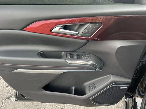 Used 2025 Chevrolet Traverse RS image 16