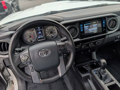 Used 2016 Toyota Tacoma TRD Sport w/ Towing Package image 8