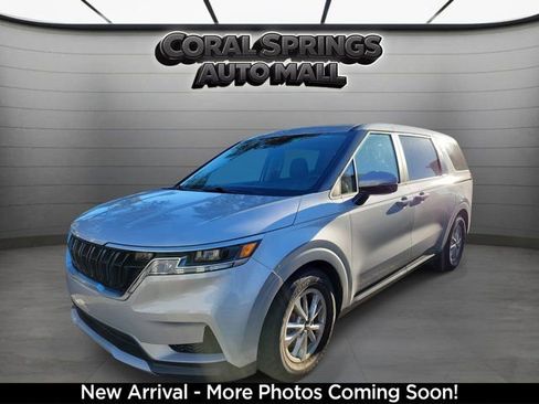 Used 2022 Kia Carnival LX FWD image 2