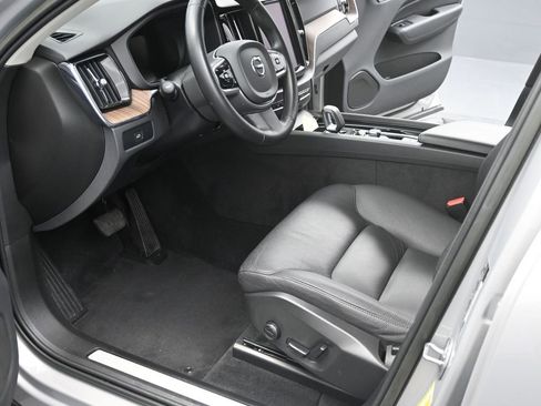 Used 2023 Volvo XC60 B5 Plus w/ Climate Package image 11
