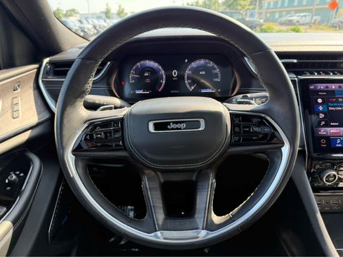 Used 2022 Jeep Grand Cherokee Overland w/ Luxury Tech Group IV AWD/4WD image 15