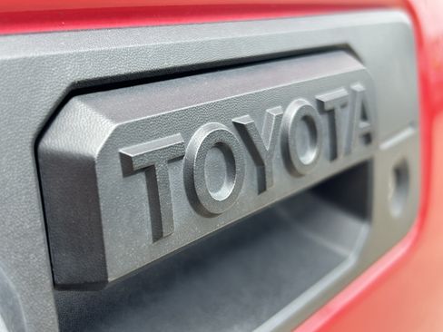 Certified 2018 Toyota Tacoma TRD Off-Road w/ Technology Package AWD/4WD image 7