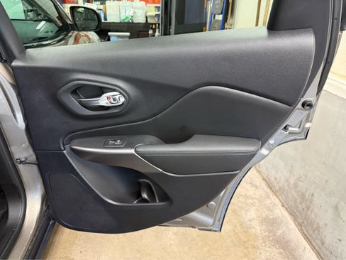 Used 2021 Jeep Cherokee Limited AWD/4WD image 26