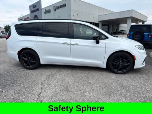 Used 2023 Chrysler Pacifica Limited w/ S Appearance Package FWD image 6