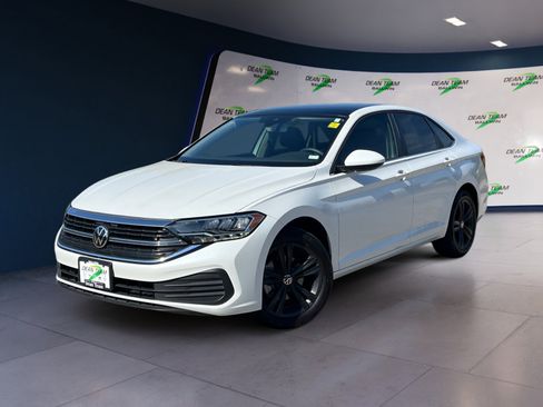 Used 2024 Volkswagen Jetta SE w/ Panoramic Sunroof Package image 3