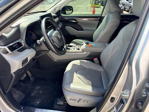 Used 2020 Toyota Highlander Platinum AWD/4WD image 11