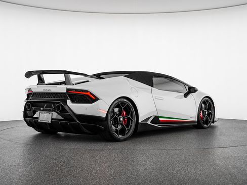 Used 2018 Lamborghini Huracan Performante AWD/4WD image 6