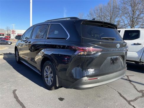 Used 2025 Toyota Sienna XLE image 2
