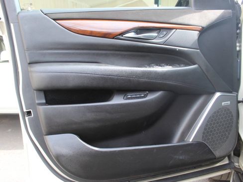 Used 2017 Cadillac Escalade Luxury AWD/4WD image 19