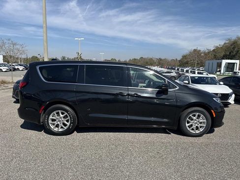 Used 2023 Chrysler Pacifica Touring-L image 2