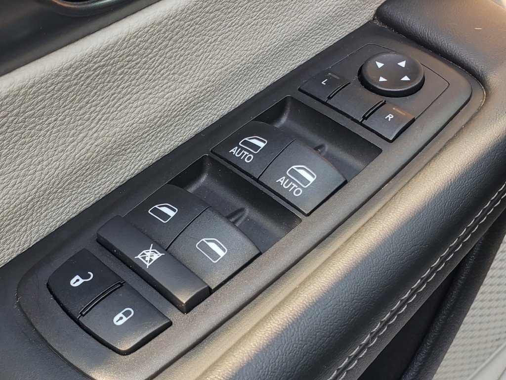 Used 2024 Chrysler Pacifica Touring-L FWD image 6