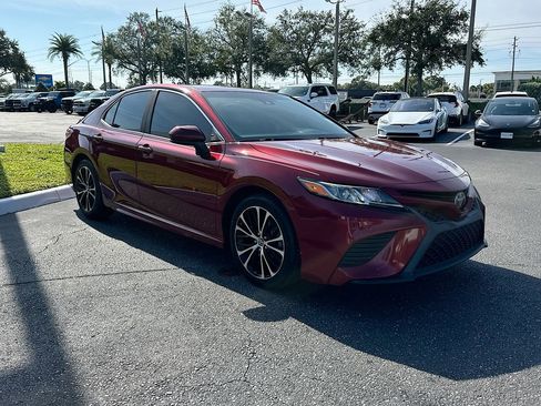 Used 2018 Toyota Camry SE image 4