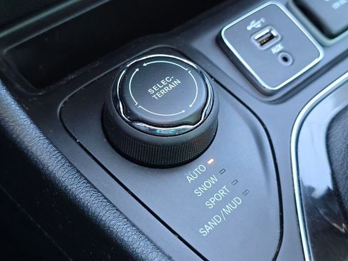 Used 2019 Jeep Cherokee Limited image 5