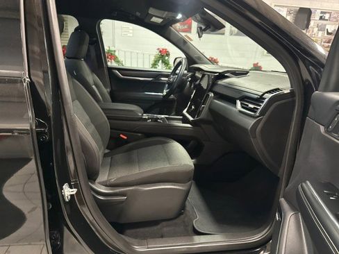 Used 2025 GMC Acadia Elevation image 29