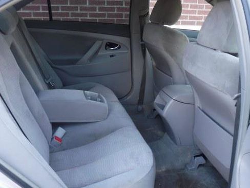 Used 2010 Toyota Camry LE image 12