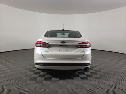 Used 2017 Ford Fusion SE w/ Fusion SE Technology Package image 4